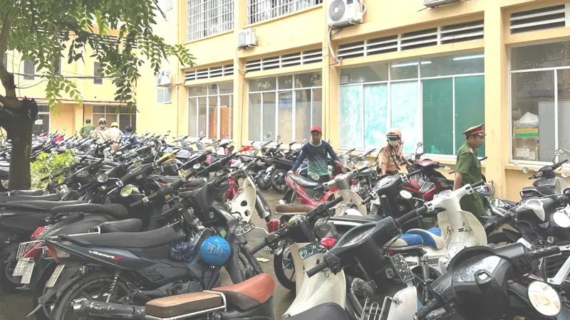 Lực lượng chức năng kiểm tra điểm trông giữ xe trong trường học ở quận 5