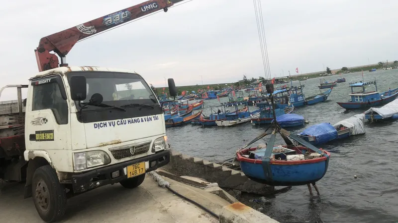 Miền Trung: Ngư dân cấp tập đưa tàu thuyền vào nơi trú tránh bão