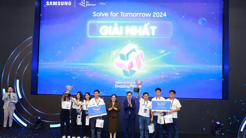 Ban tổ chức trao giải nhất cho hai đội của cuộc thi.
