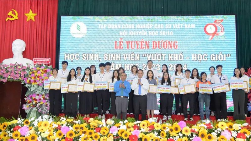 VRG tổ chức tuyên dương 580 học sinh, sinh viên vượt khó, học giỏi