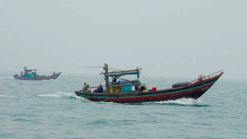 Một ngư dân đi trên tàu cá Quảng Ngãi rơi xuống biển, mất tích