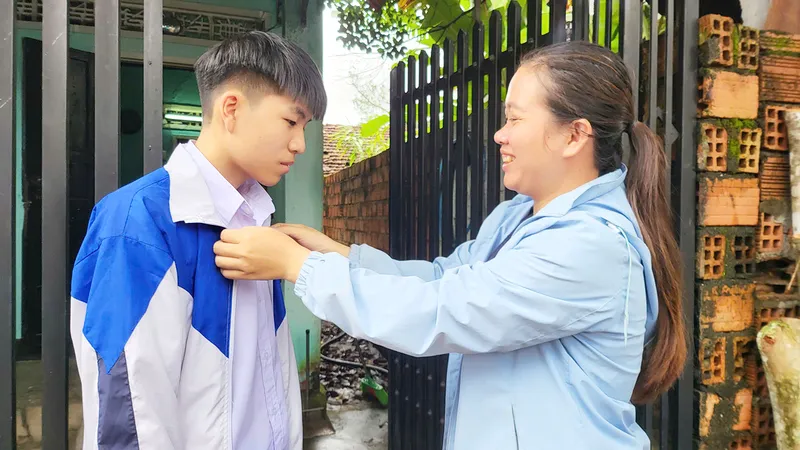 “Mẹ đỡ đầu” nâng bước trẻ em mồ côi đến trường