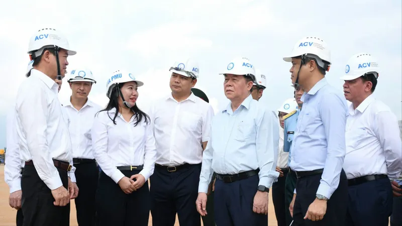 Trưởng Ban Tuyên giáo Trung ương thăm và tặng quà người dân khu tái định cư sân bay Long Thành