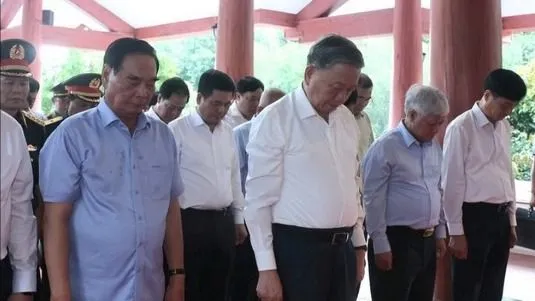 Tổng Bí thư Tô Lâm dâng hương, dâng hoa tại Khu tưởng niệm Chủ tịch Hồ Chí Minh