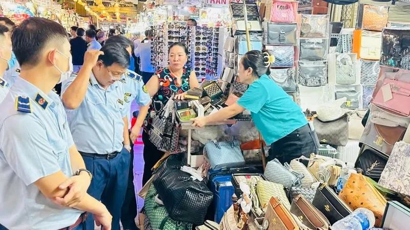Quản lý thị trường TPHCM kiểm tra việc kinh doanh hàng hóa tại chợ Bến Thành (quận 1, TPHCM). Ảnh: GIA HÂN