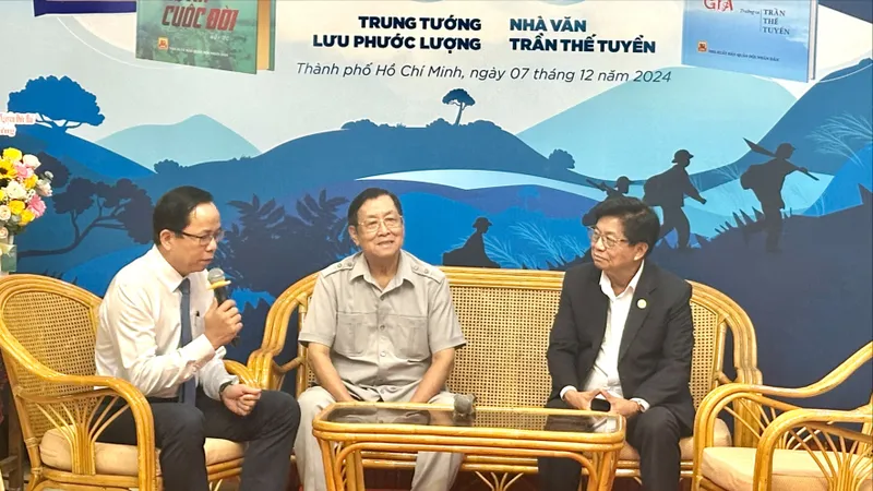 Trung tướng Lưu Phước Lượng và nhà thơ Trần Thế Tuyển cùng ra mắt sách