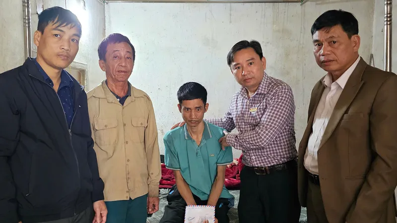 Báo SGGP trao tiền hỗ trợ hoàn cảnh khó khăn ở Hà Tĩnh