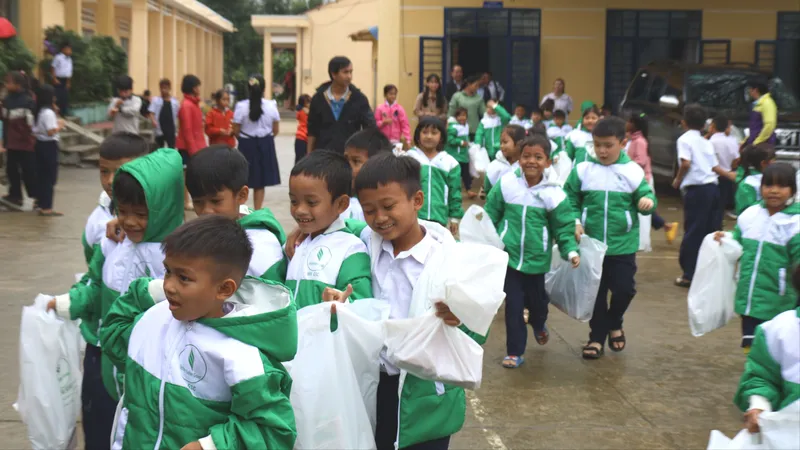 Báo Sài Gòn Giải Phóng tặng quà học sinh miền núi Quảng Nam