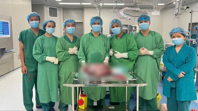 Kiên Giang: Phẫu thuật thành công khối u 15kg cho bệnh nhân nữ