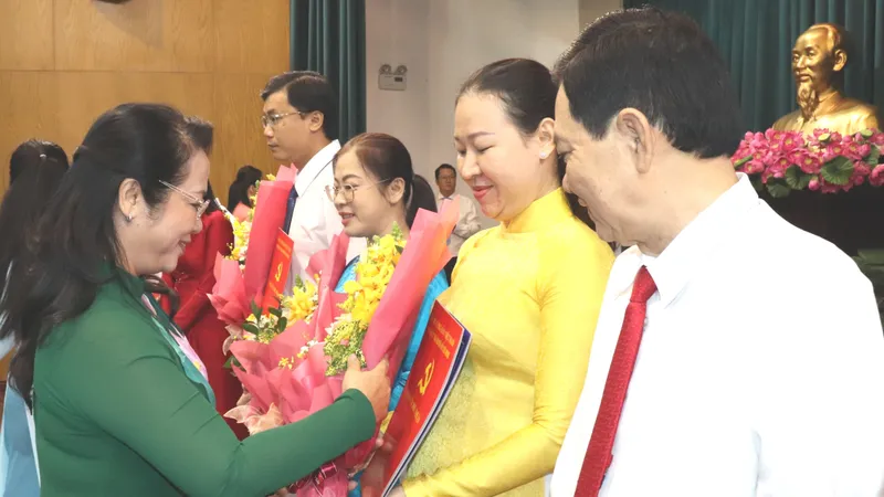 Chủ nhiệm Ủy ban Kiểm tra Thành ủy TPHCM Trần Kim Yến trao quyết định và tặng hoa chúc mừng cán bộ chủ chốt phường 4 mới