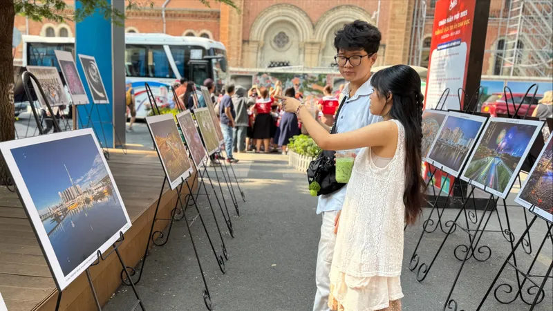 Triển lãm ảnh “Thành phố Hồ Chí Minh - 50 năm tự hào bản anh hùng ca”
