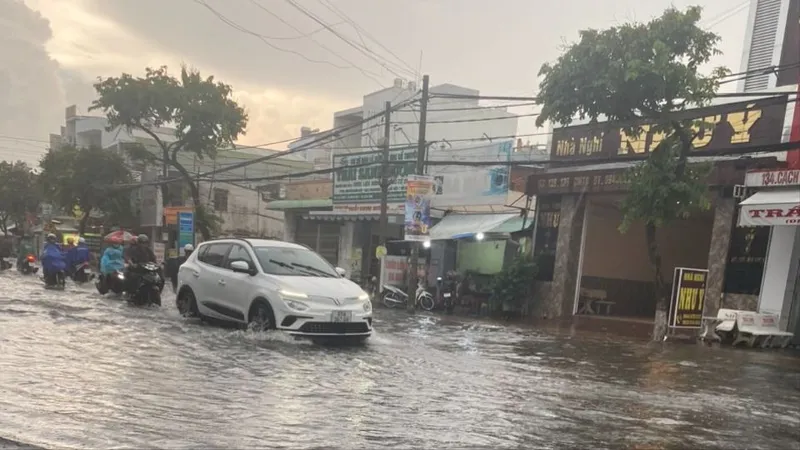 Triều cường tràn vào các tuyến đường TP Cần Thơ vào cuối năm 2024