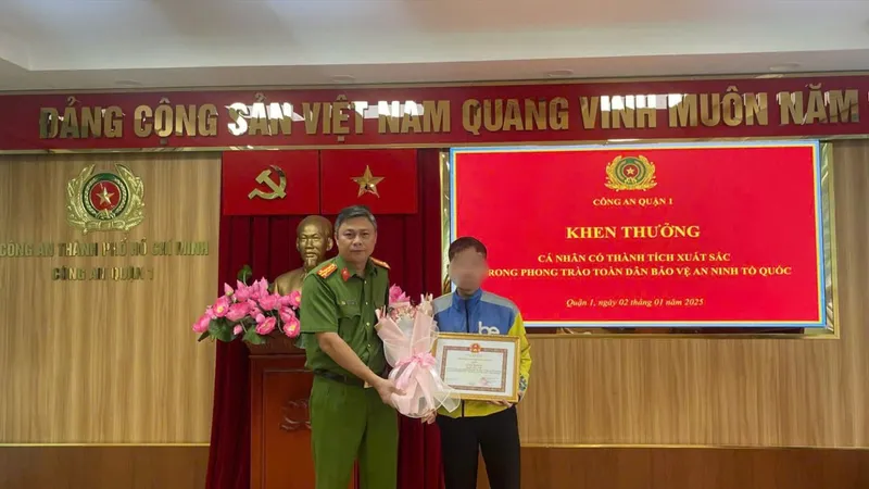Đại tá Nguyễn Hải Phước, Trưởng Công an quận 1 trao bằng khen cho anh H.H.V.