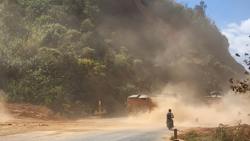 Vận chuyển đất từ mỏ đất ra quốc lộ 24, tỉnh Kon Tum: Bụi mù che khuất tầm nhìn người tham gia giao thông