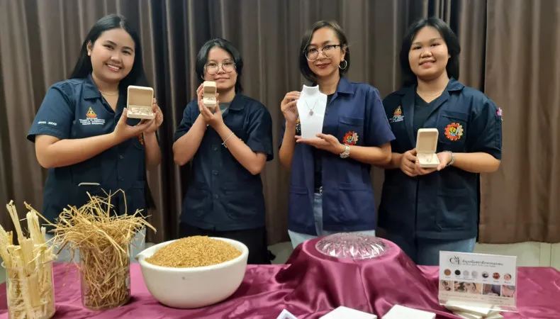 Đá quý từ rác thải nông nghiệp. Ảnh: PRASIT TANGPRASERT/BANGKOK POST
