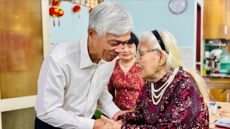 Phó Chủ tịch UBND TPHCM Võ Văn Hoan thăm, chúc tết người có công, trẻ mồ côi