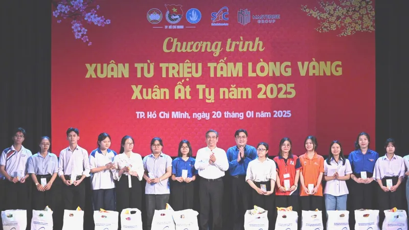 Trao 2.000 phần quà đến sinh viên đón tết xa nhà, học sinh và sinh viên có hoàn cảnh khó khăn