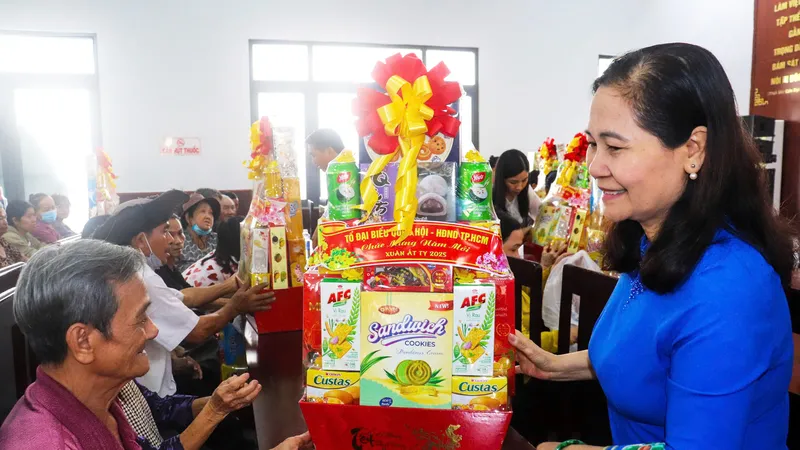 Tặng 300 phần quà tết cho người dân có hoàn cảnh khó khăn tại huyện Hóc Môn