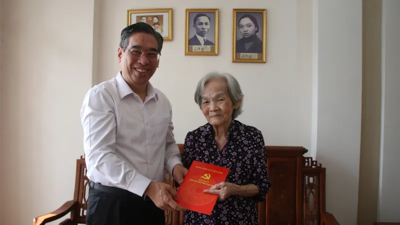 Đồng chí Nguyễn Phước Lộc thăm, chúc tết gia đình cố Tổng Bí thư Lê Hồng Phong