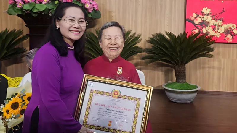 Quận 5 trao Huy hiệu Đảng đến 97 đảng viên