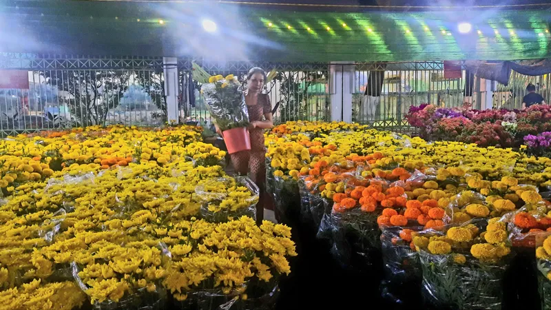 Người dân trải nghiệm mua sắm tại hội chợ xuân