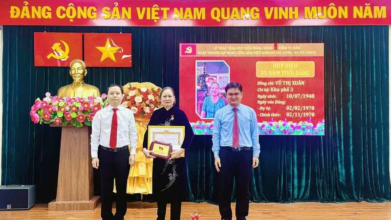 Trưởng Ban Dân vận Thành ủy TPHCM Nguyễn Mạnh Cường cùng Bí thư Quận ủy quận 6 Ma Xuân Việt trao Huy hiệu Đảng đến đảng viên cao tuổi ở phường 10 (quận 6)