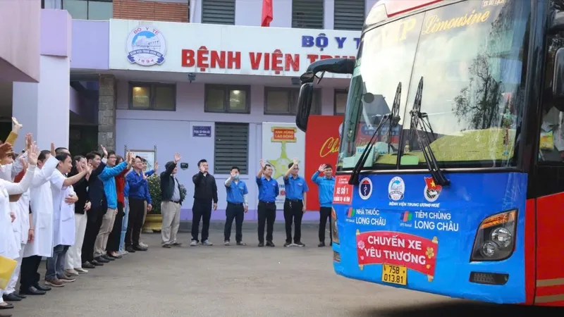 Bệnh viện Trung ương Huế tặng quà và đưa bệnh nhân ở xa về quê đón tết