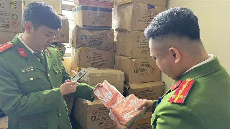 Công an bắt pháo lậu. Ảnh: CA