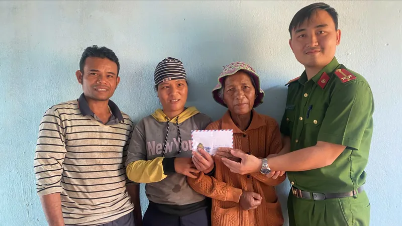 Trao tiền hỗ trợ cho 2 mẹ con không nơi nương tựa 