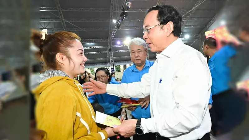Bí thư Thành ủy TPHCM tặng quà tết cho công nhân, người lao động