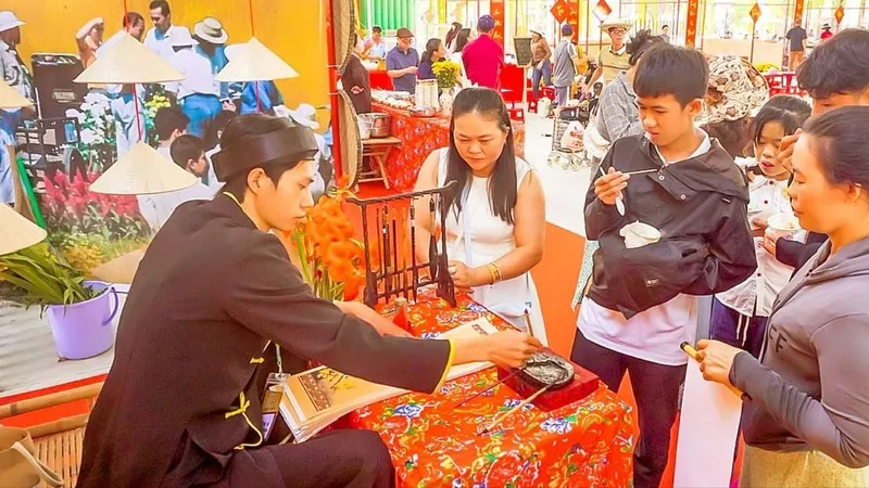 Sức mua sắm tết qua kênh truyền thống tăng chậm