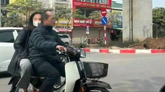 Xem xét phạt nguội phó trưởng công an phường đi xe máy không đội mũ bảo hiểm