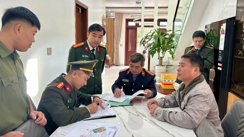 Khởi tố đối tượng mua bán giấy phép lái xe giả