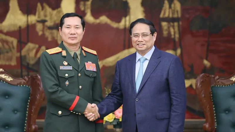 Thủ tướng tiếp Tổng Tham mưu trưởng Quân đội nhân dân Lào