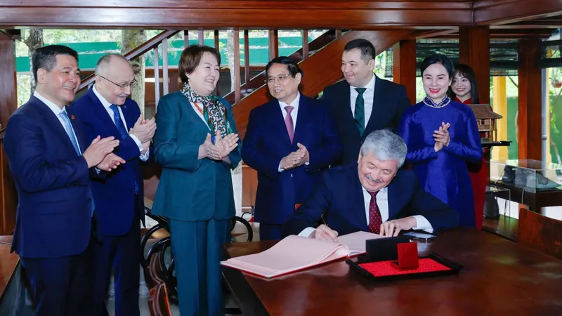 Thủ tướng Phạm Minh Chính và Thủ tướng Kyrgyzstan thăm Nhà sàn Bác Hồ, thưởng thức cà phê Việt