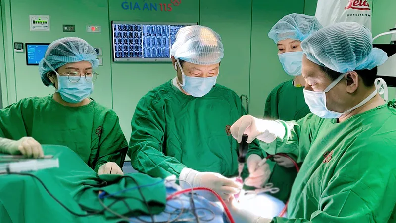 Cứu nam thanh niên bị gãy cột sống cổ phức tạp sau tai nạn giao thông