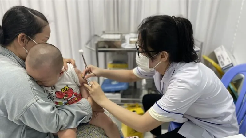 Tiêm vaccine sởi đầy đủ cho trẻ em nhằm phòng ngừa dịch sởi