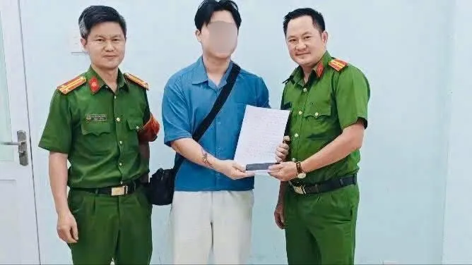 Công an trao trả tài sản cho du khách nước ngoài
