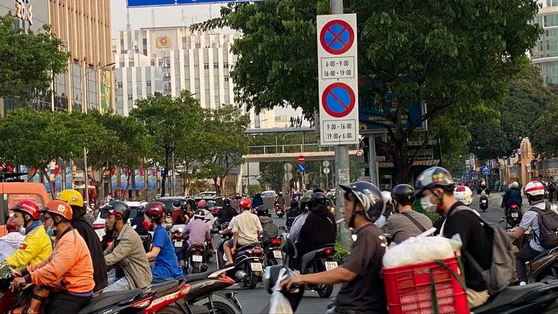 Từ 13 lên 390 tuyến đường cắm biển cấm dừng, cấm đậu: Taxi ngại ngần, cửa hàng thêm khó