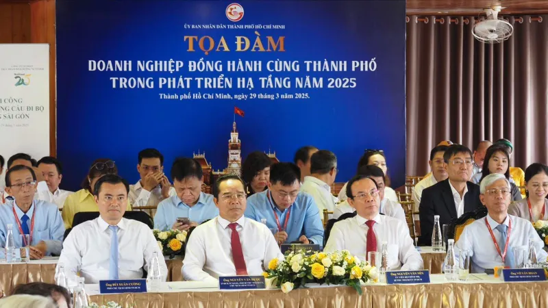 Lãnh đạo TPHCM cùng đại diện các doanh nghiệp tham gia buổi tọa đàm