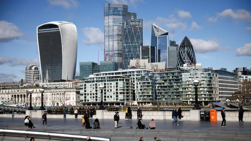 Khu tài chính của thành phố London có thể được nhìn thấy khi mọi người đi bộ dọc theo bờ Nam của sông Thames. Ảnh: REUTERS