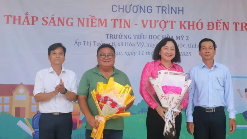 Chương trình “Thắp sáng niềm tin - Vượt khó đến trường” đến với học sinh vùng sông nước Cà Mau
