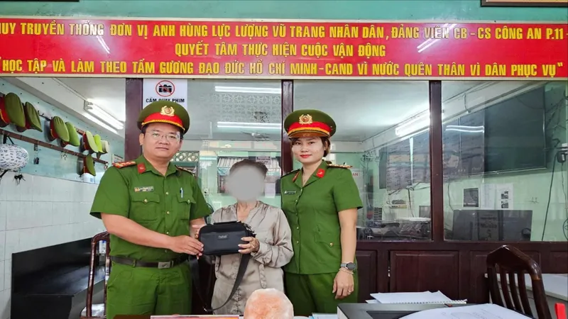 TPHCM: Công an phường tìm lại tài sản du khách nước ngoài đánh rơi