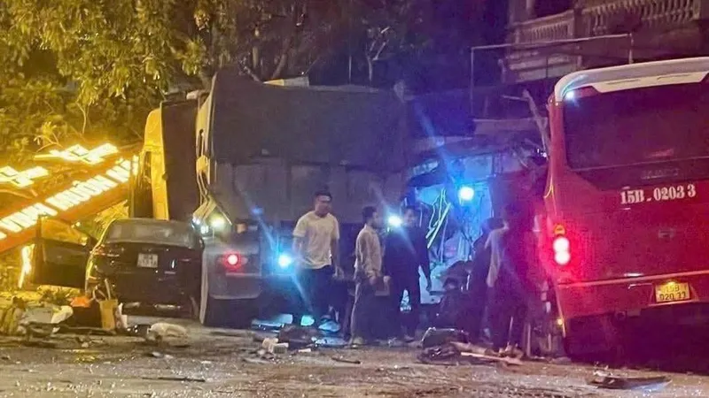 Xe đầu kéo tông xe khách, nhiều người bị thương