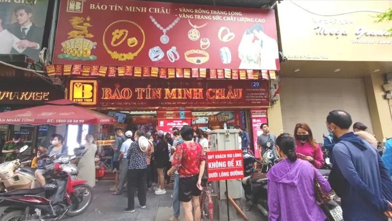 Hà Nội: Bất chấp giá vàng liên tục "lập đỉnh", người dân vẫn "rồng rắn" xếp hàng chờ mua
