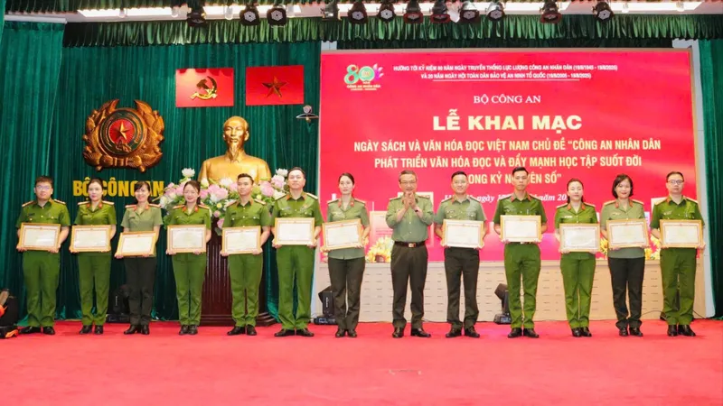 Các cán bộ chiến sĩ đạt giải nhận giấy khen 