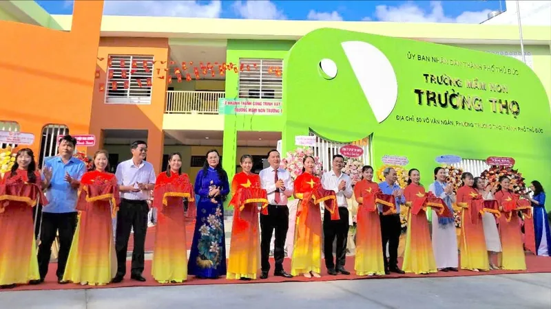 Đại biểu cắt băng khánh thành trường mới. Ảnh: QUANG HUY
