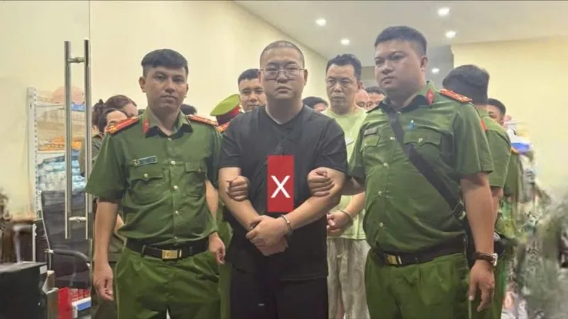Đối tượng Xing Yannank (dấu X màu đỏ) lúc bị bắt 