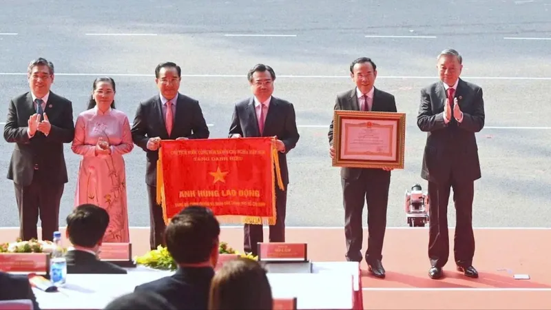 Tổng Bí thư Tô Lâm trao Danh hiệu Anh hùng Lao động đến Đảng bộ, chính quyền và nhân dân TPHCM