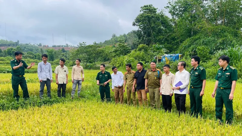 Trao lúa giống tặng người dân biên giới nước bạn Lào